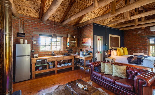 Private Cottage with woodfire heat hot tub, fire place, braai facilities, perfect couples hideaway